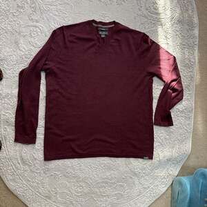 Eddie Bauer Men's Long Sleeve V-Neck Cotton Merino‎ Blend Sweater in Burgundy